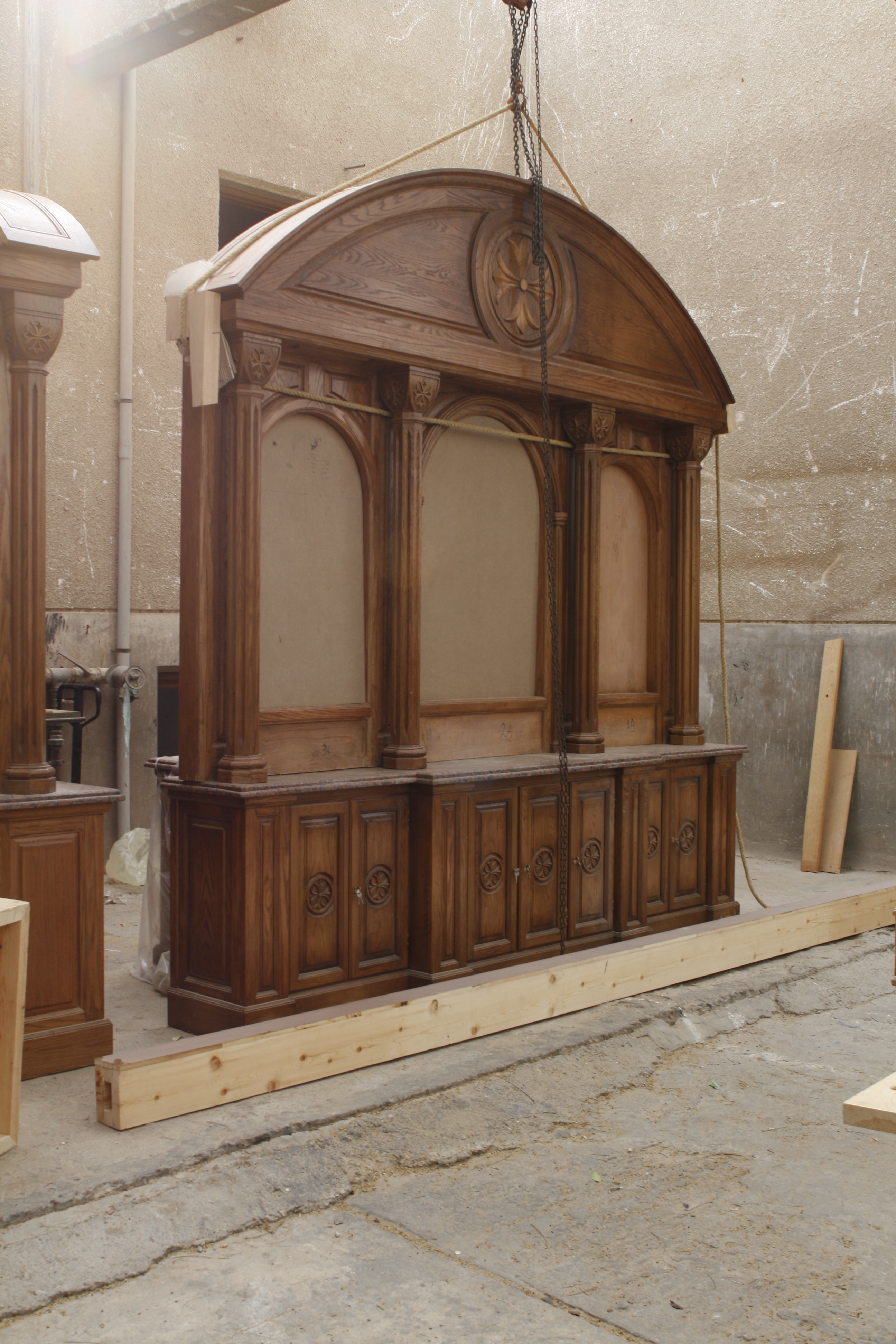 Los Angeles — church woodwork — view 12